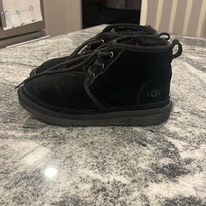 ALMOST LIKE NEW! Tan boys youth Size 6 UGG BOOTS UNISEX! Only worn 3-5 times